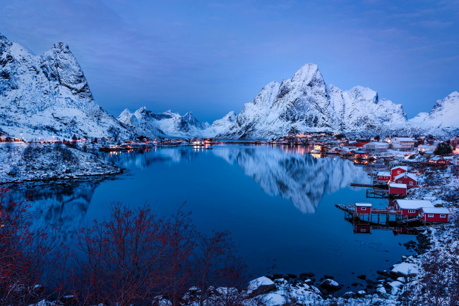 Обои картинки фото города, лофотенские острова , норвегия, горы, снег, озеро, дома, селение