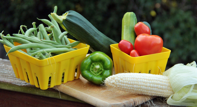 Обои картинки фото еда, овощи, кукуруза, фасоль, помидоры, перец, кабачки