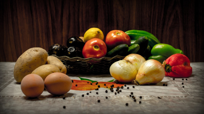 Обои картинки фото еда, разное, картошка, перец, баклажаны, помидоры, яйца, лук