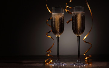 Картинка праздничные угощения серпантин шампанское пара бокалы