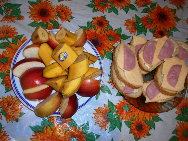 Обои картинки фото еда, бутерброды,  гамбургеры,  канапе, бананы, хлеб, сыр, яблоки, колбаса