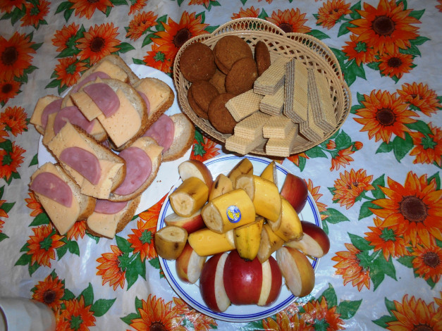 Обои картинки фото еда, бутерброды,  гамбургеры,  канапе, сыр, яблоки, колбаса, печенье, бананы, хлеб, вафли