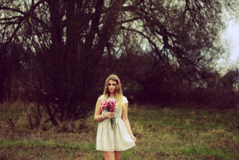 Картинка девушки -+блондинки +светловолосые кружевное платье букет гвоздики