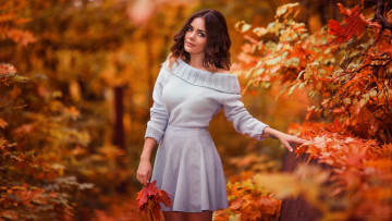Картинка девушки -+брюнетки +шатенки осень кленовые листья