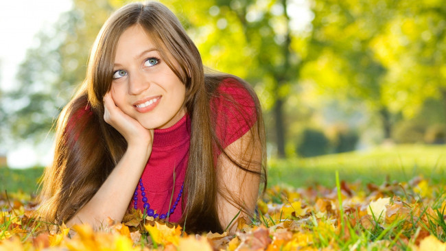 Обои картинки фото девушки, - брюнетки,  шатенки, осень, листья