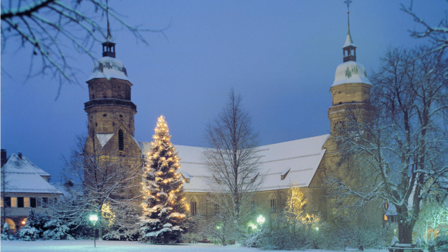 Обои картинки фото фройденштадт,  германия, города, - католические соборы,  костелы,  аббатства, башни, здания, ёлка, деревья, снег