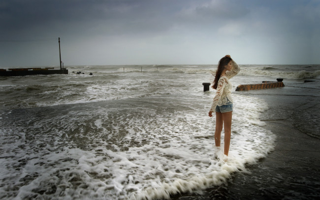 Обои картинки фото девушки, - азиатки, блузка, шорты, море