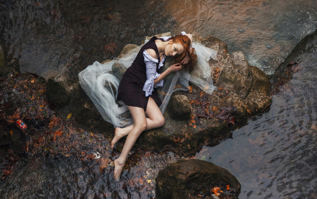 Обои картинки фото девушки, - рыжеволосые и разноцветные, камни, вода