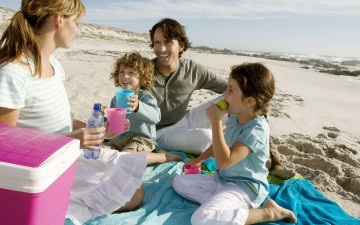 Картинка разное люди семья пикник море песок