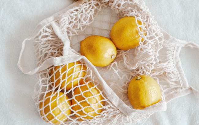 Обои картинки фото еда, цитрусы, сетка, лимоны, желтые