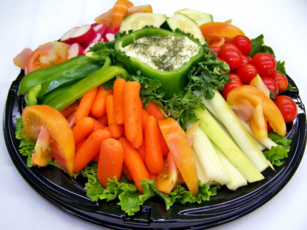 Обои картинки фото еда, овощи, овощная, нарезка, редис, помидоры, черри, перец, морковь