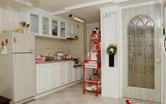 Обои картинки фото интерьер, кухня, полки, холодильник