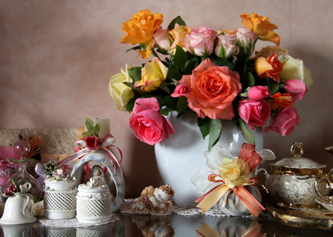 Обои картинки фото цветы, розы, фигурки, фарфор, ваза
