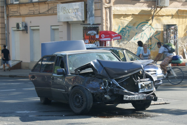 Обои картинки фото не думаю,  что водитель пострадавшего автомобиля в восторге, юмор и приколы, автомобиль, авария, улица, велосипедист, прохожие, дом