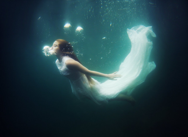 Обои картинки фото фэнтези, девушки, белое, платье, утопленница, море, русалка, под, водой, невеста