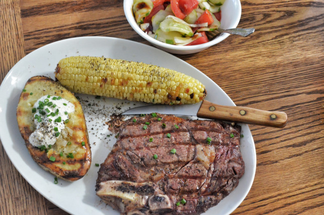 Обои картинки фото еда, мясные блюда, стейк, кукуруза