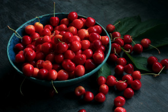 Картинка еда вишня +черешня миска ягоды черешня листья