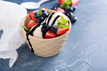 Картинка еда мороженое +десерты клубника черника ягоды лакомство