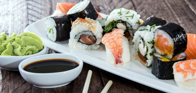 Обои картинки фото еда, рыба,  морепродукты,  суши,  роллы, соус, японская, васаби, ассорти, роллы, кухня