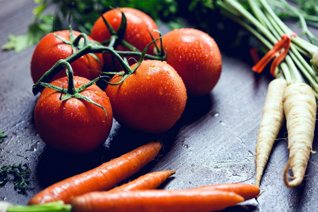 Обои картинки фото еда, овощи, петрушка, морковь, помидоры, томаты