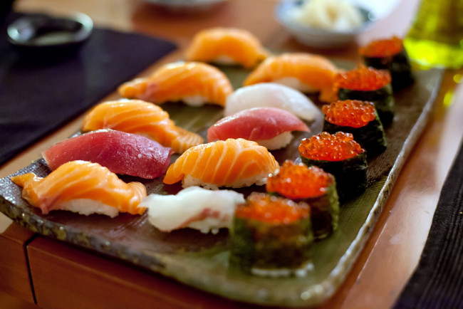 Обои картинки фото еда, рыба,  морепродукты,  суши,  роллы, роллы, икра, японская, суши, ассорти, кухня