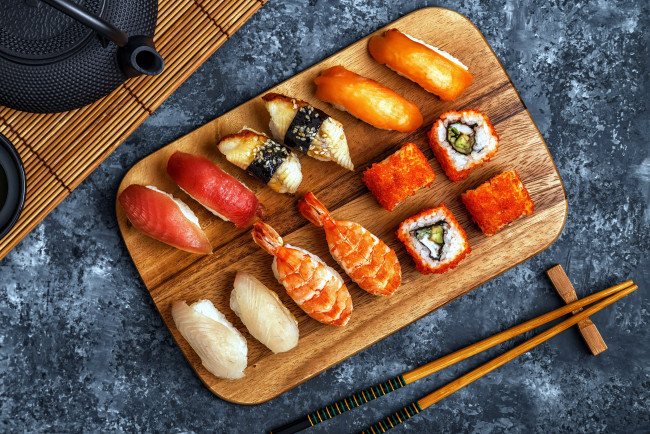 Обои картинки фото еда, рыба,  морепродукты,  суши,  роллы, японская, ассорти, суши, роллы, кухня