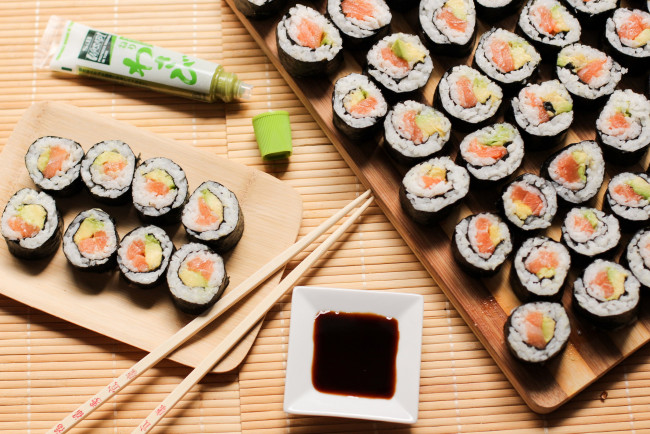 Обои картинки фото еда, рыба,  морепродукты,  суши,  роллы, японская, роллы, кухня, соус