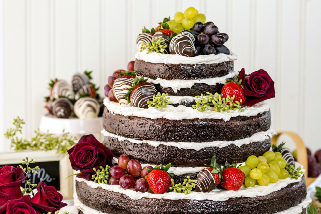 Обои картинки фото еда, торты, торт, клубника, розы, шоколадный, виноград