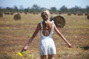 Картинка девушки -+блондинки +светловолосые поле блондинка белое платье мини букетик