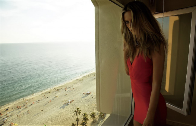 Обои картинки фото девушки, alessandra ambrosio, модель, блондинка, платье, окно, пляж, море