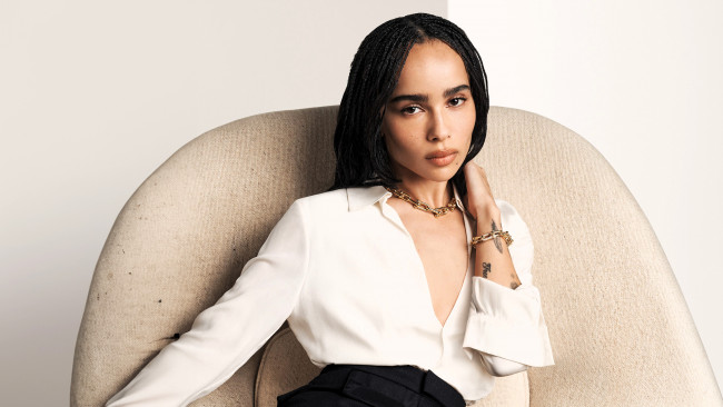 Обои картинки фото zoe kravitz, девушки, брюнетка, блузка, кресло, украшения