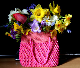 Картинка цветы букеты композиции ромашки тюльпаны сумочка бусины нарциссы гиацинт фрезия