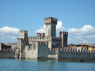 Картинка сермионе города дворцы замки крепости италия