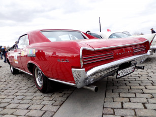 Картинка автомобили выставки+и+уличные+фото красный pontiac