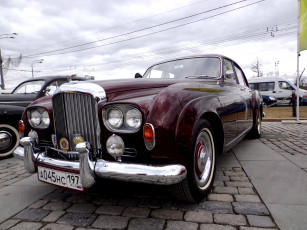 Картинка автомобили выставки+и+уличные+фото вишневый rolls-royce