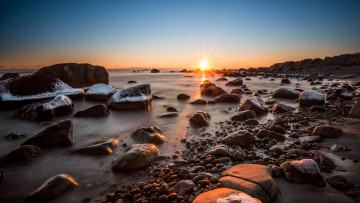 Картинка природа восходы закаты берег камни океан горизонт солнце