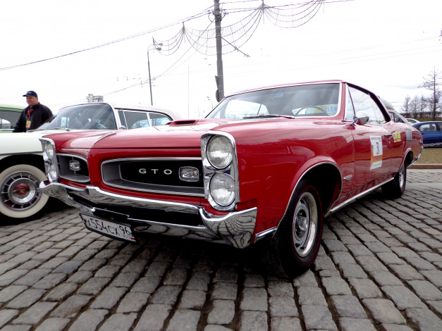Обои картинки фото автомобили, выставки и уличные фото, pontiac, красный