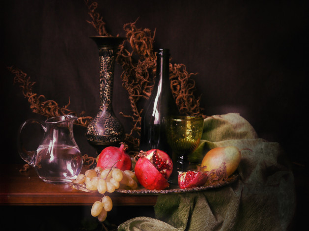 Обои картинки фото еда, натюрморт, виноград, гранаты, груша, кувшин