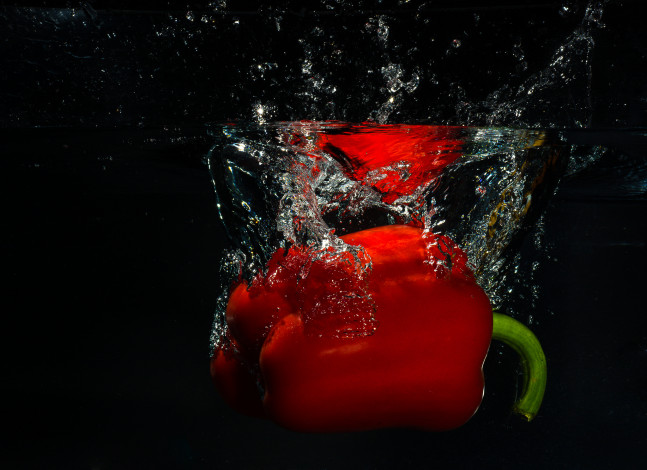 Обои картинки фото еда, перец, красный, овощ, вода