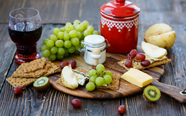 Обои картинки фото еда, разное, сыр, груша, киви, виноград, крекеры, печенье, вино, красное