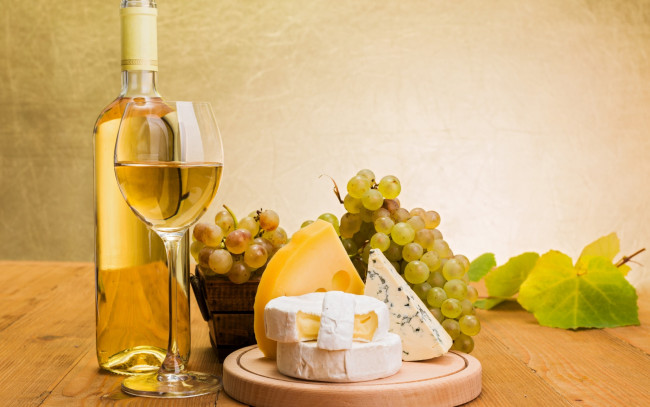 Обои картинки фото еда, разное, виноград, маасдам, камамбер, дор, блю, сыр, бутылка, бокал, белое, вино