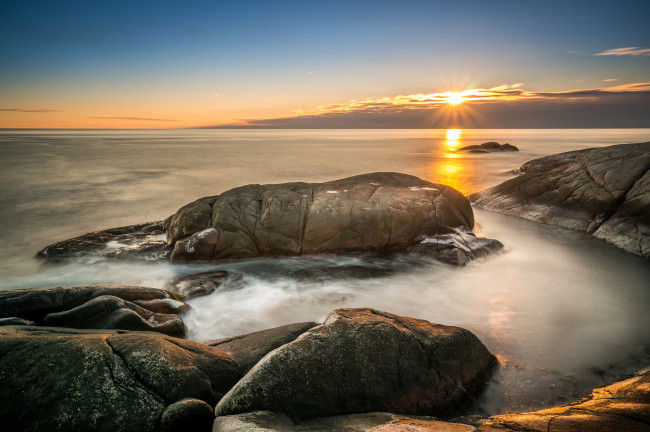Обои картинки фото природа, восходы, закаты, горизонт, берег, камни, океан, солнце