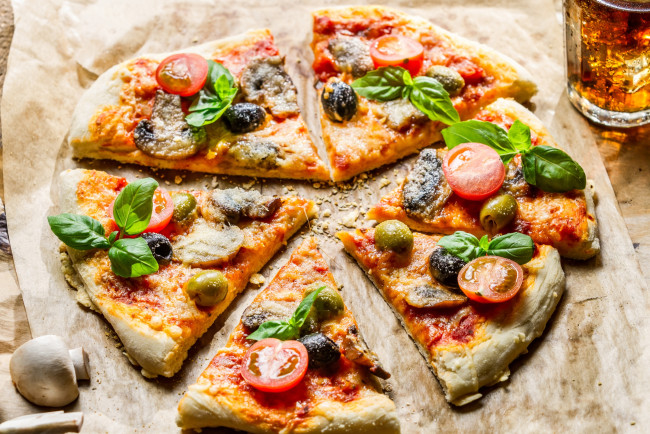 Обои картинки фото еда, пицца, ломтики, грибы, сыр, помидоры, маслины, оливки, кусочки, стакан, лед, напиток