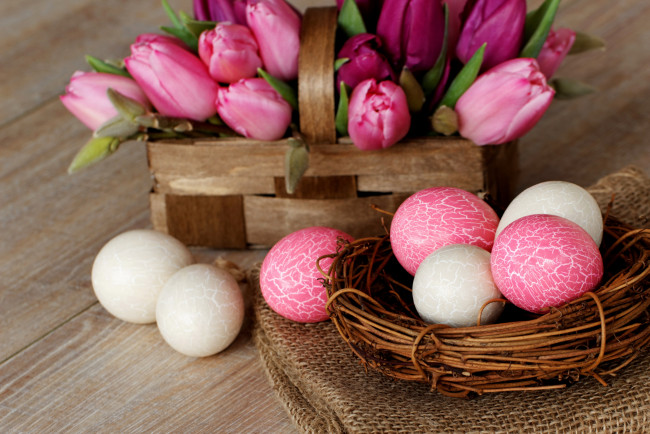 Обои картинки фото праздничные, пасха, easter, гнездо, яйца, пасхальные, розовые, белые, цветы, корзина, тюльпаны, праздник, весна