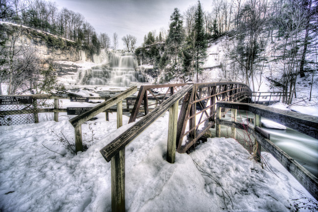 Обои картинки фото wooden bridge and chittenango falls, природа, водопады, река, водопадд, снег, мост