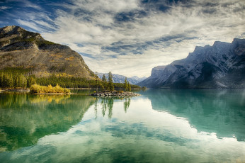 Картинка природа реки озера озеро канада альберта пейзаж остров осень banff national park деревья горы минневанка