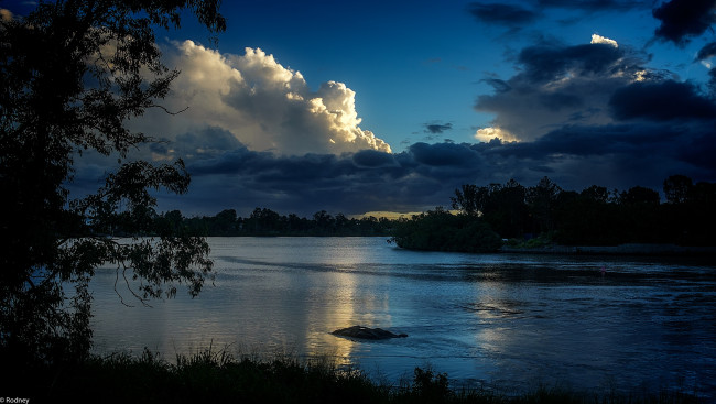 Обои картинки фото природа, реки, озера, деревья, тучи, облака, небо