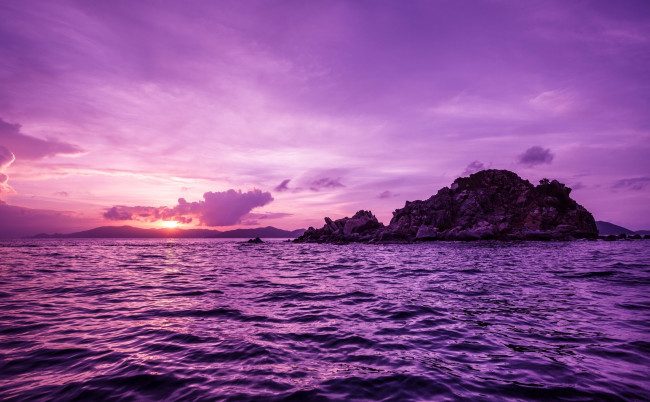 Обои картинки фото фиолетовый закат, природа, восходы, закаты, фиолетовый, закат, море, скалы