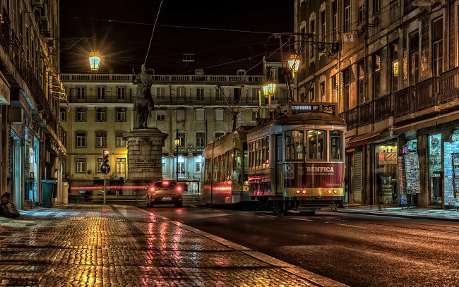 Обои картинки фото города, лиссабон , португалия, огни, дома, улица, трамвай, памятник