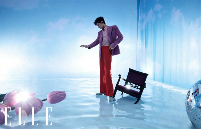 Обои картинки фото мужчины, xiao zhan, пиджак, кресло, лед, цветы, шар